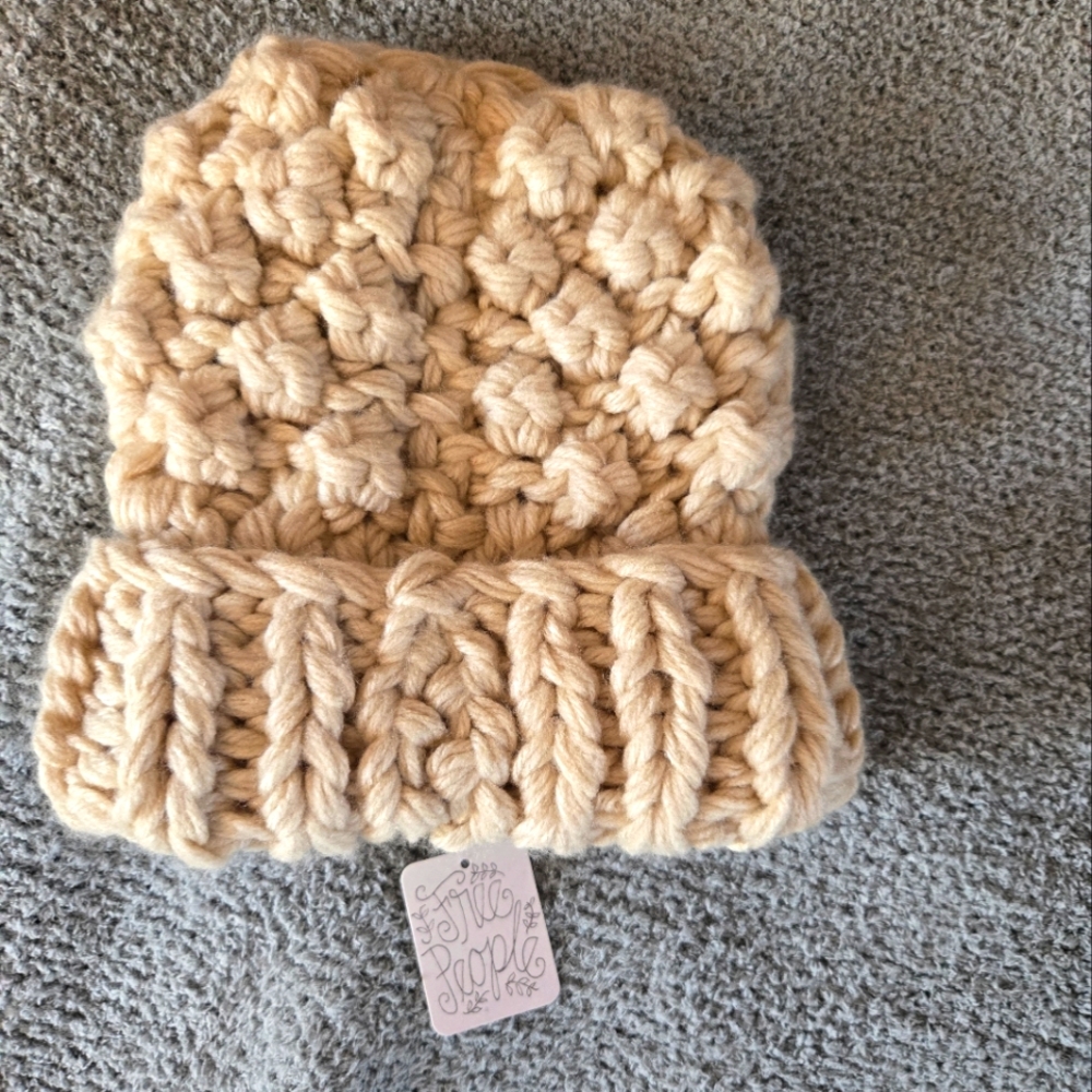 NWT Geraldine chunky cream colored free people knit beanie